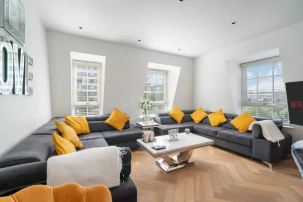 70 Cambridge Court - Image 2